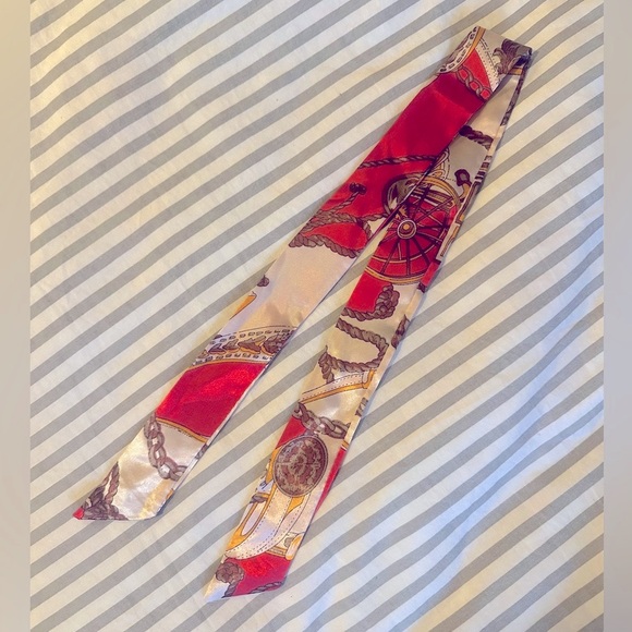 Red toned satin twilly 32 inches - Picture 2 of 3